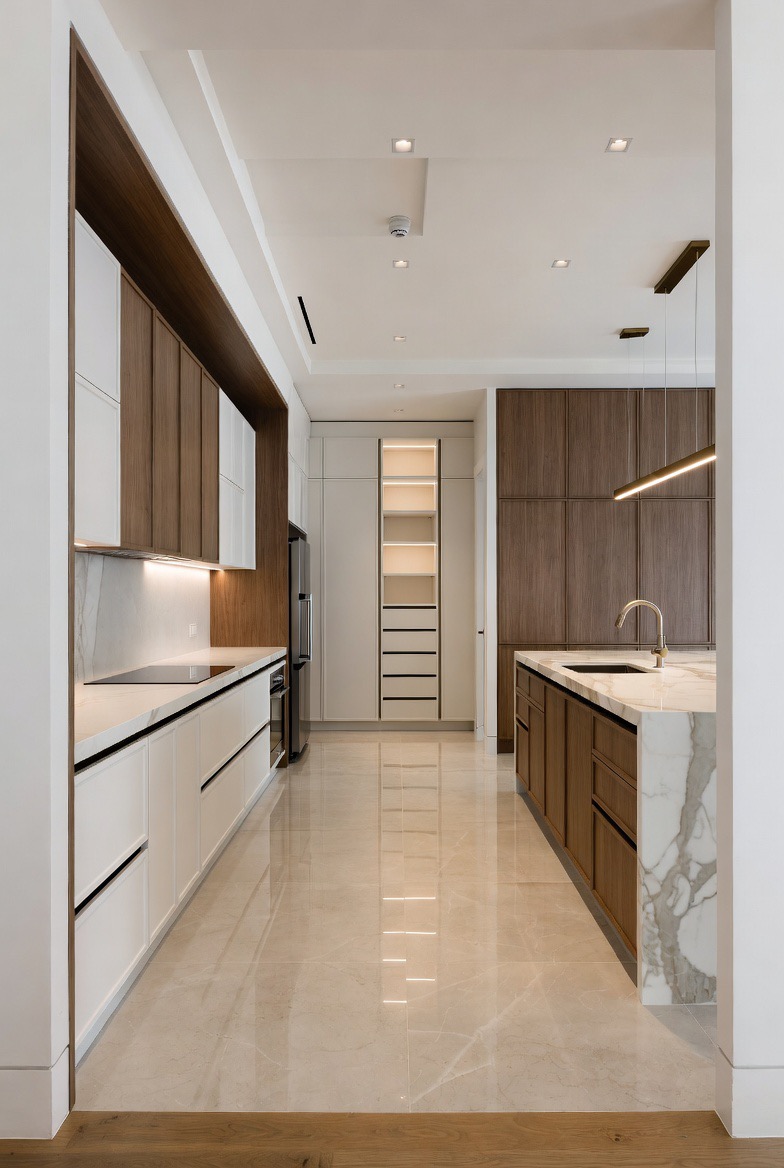 White and wood marble kitchen — Re:Room