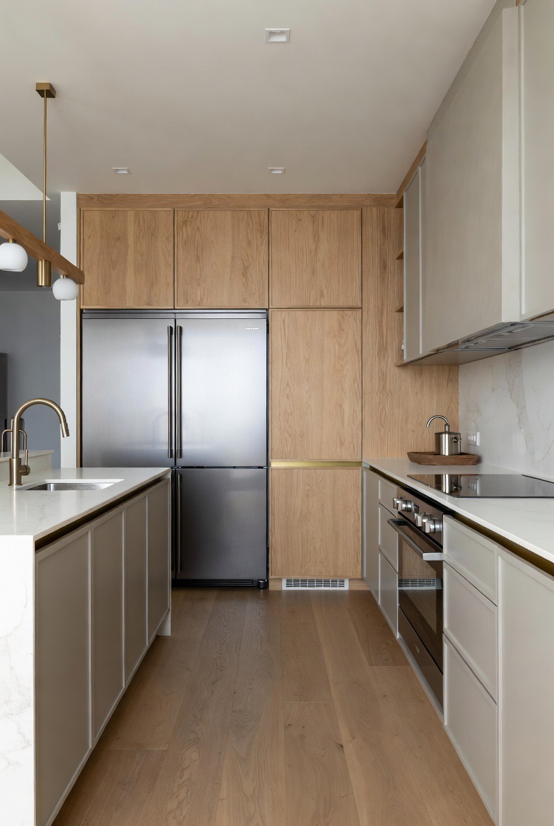 Oak and white island kitchen — Re:Room