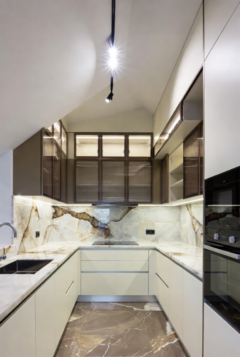 Onyx marble U-kitchen — Re:Room